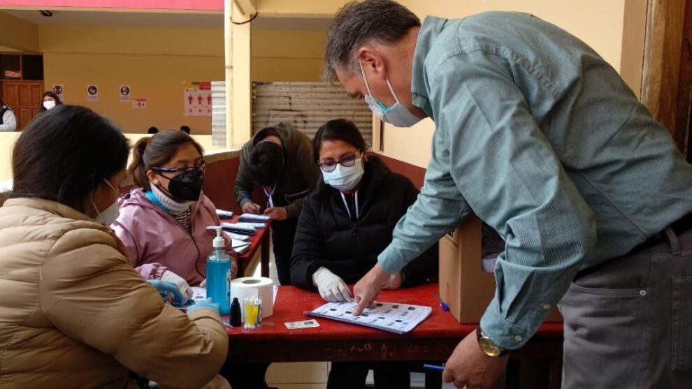 Fernando Dehne emite su voto en las elecciones