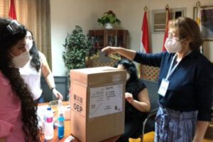 Bolivianos residentes en el exterior ejercen su derecho al voto