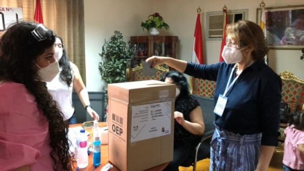 Bolivianos residentes en el exterior ejercen su derecho al voto