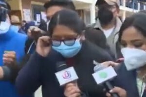 Eva Copa deposita su voto en medio de abucheos