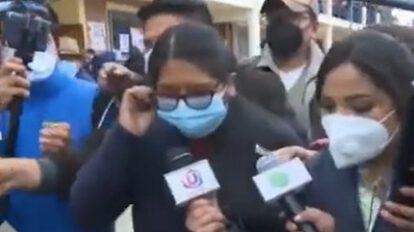 Eva Copa deposita su voto en medio de abucheos