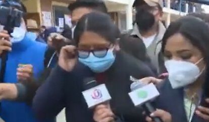Eva Copa deposita su voto en medio de abucheos