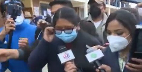 Eva Copa deposita su voto en medio de abucheos