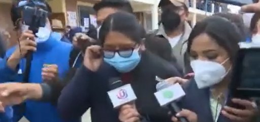 Eva Copa deposita su voto en medio de abucheos
