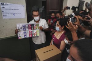 Luis Fernando Camacho al momento de sufragar en Santa Cruz