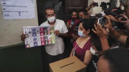 Luis Fernando Camacho al momento de sufragar en Santa Cruz