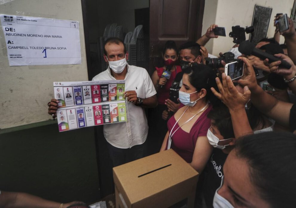 Luis Fernando Camacho al momento de sufragar en Santa Cruz