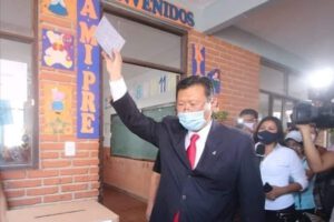 Chi Hyun Chung emitiendo su voto en Bolivia