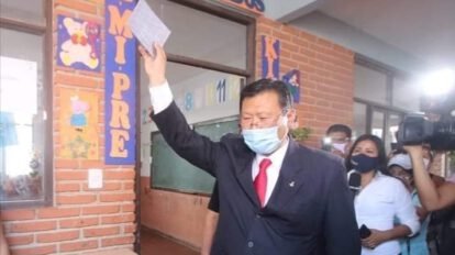 Chi Hyun Chung emitiendo su voto en Bolivia