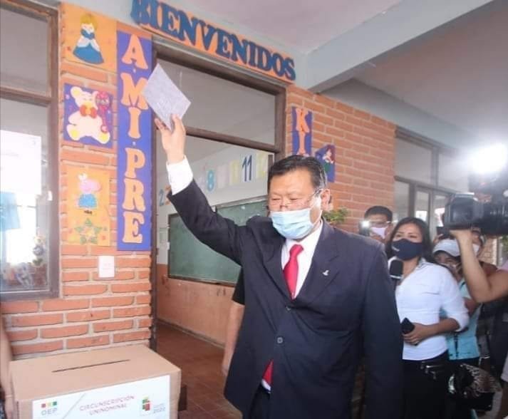 Chi Hyun Chung emitiendo su voto en Bolivia