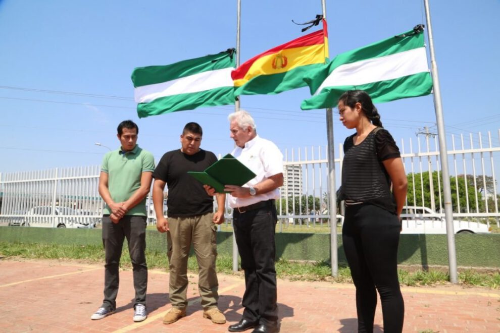 Homenaje póstumo a bomberos en Santa Cruz