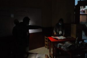 Conteo de votos con linternas en Oruro
