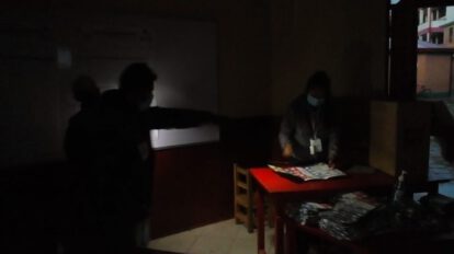 Conteo de votos con linternas en Oruro