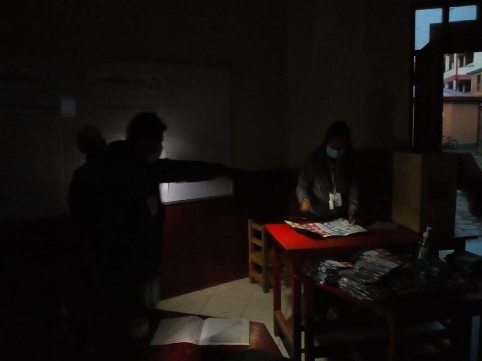 Conteo de votos con linternas en Oruro