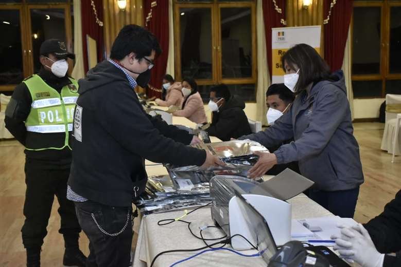 Demora de actas en la verificación de votos en La Paz