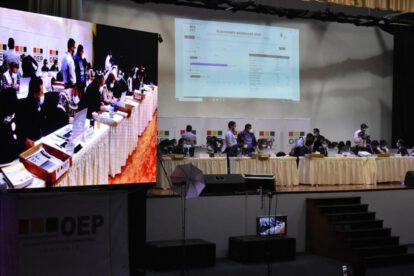 Control del cómputo oficial en la votación en el Campo Ferial Chuquiago Marka