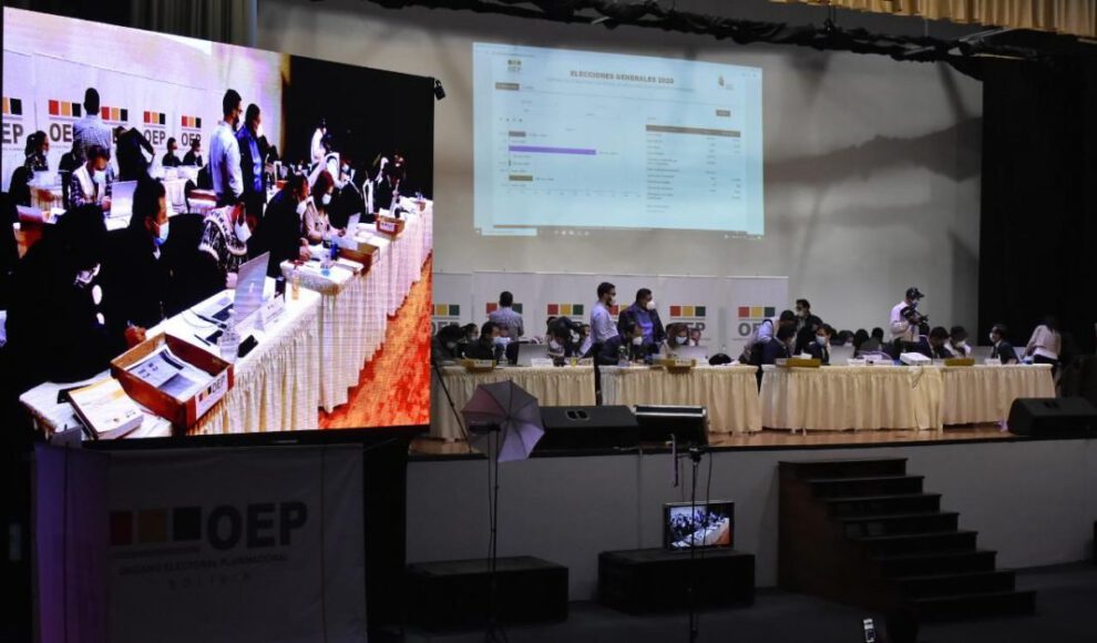 Control del cómputo oficial en la votación en el Campo Ferial Chuquiago Marka