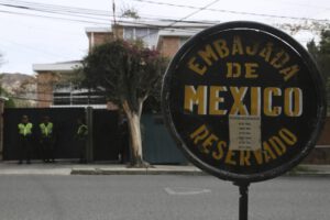 Salvoconductos a refugiados en embajada de México