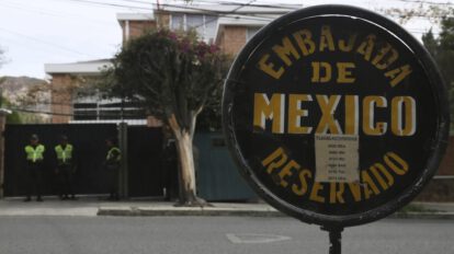 Salvoconductos a refugiados en embajada de México