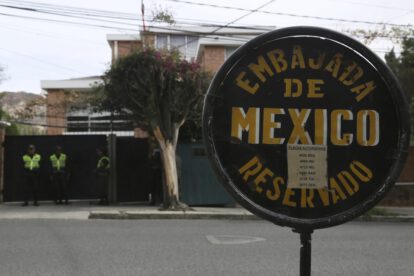 Salvoconductos a refugiados en embajada de México
