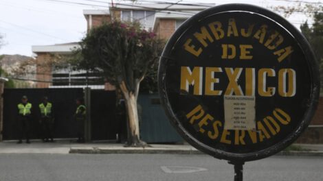 Salvoconductos a refugiados en embajada de México