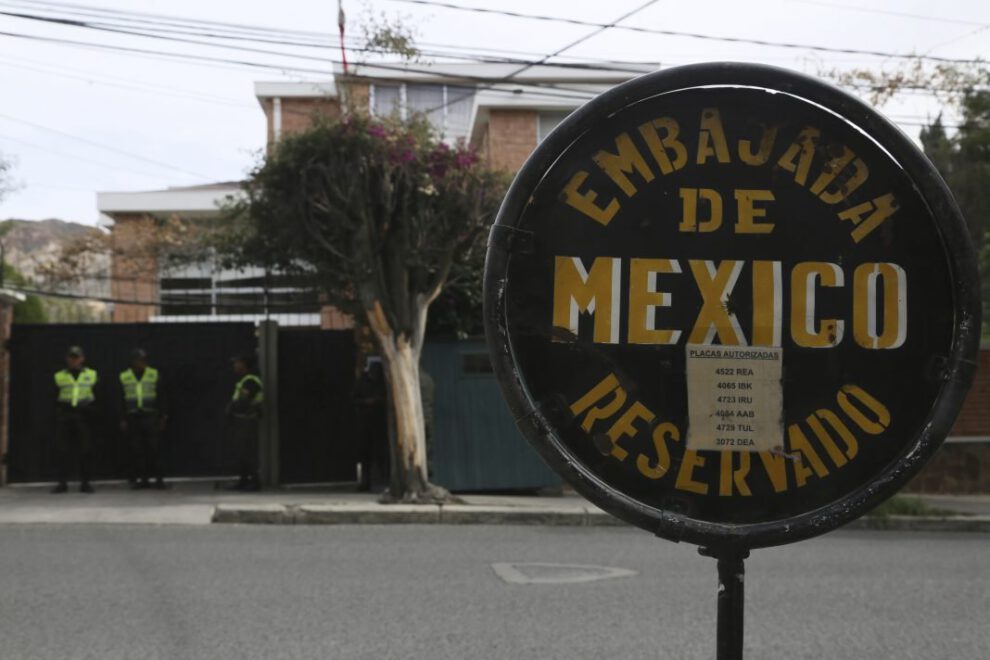 Salvoconductos a refugiados en embajada de México