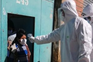 Covid-19 en Bolivia: Personal de Salud toma la temperatura durante un maquillaje sanitario
