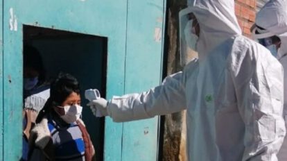 Covid-19 en Bolivia: Personal de Salud toma la temperatura durante un maquillaje sanitario