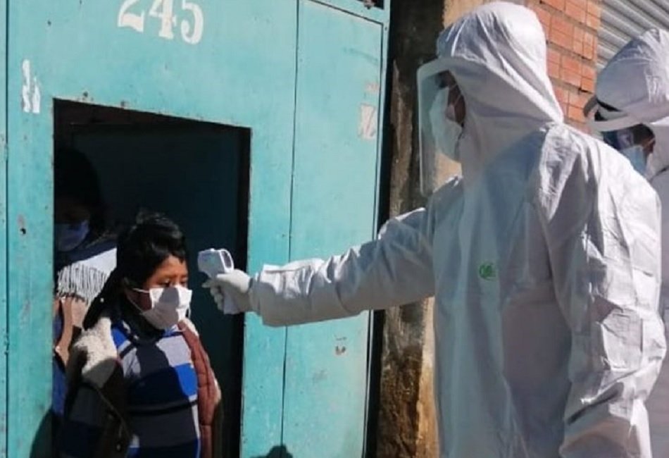 Covid-19 en Bolivia: Personal de Salud toma la temperatura durante un maquillaje sanitario