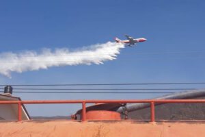 Supertanker sobrevuela Tarija para apagar incendios