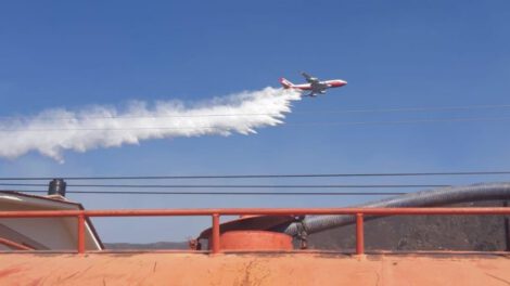 Supertanker sobrevuela Tarija para apagar incendios
