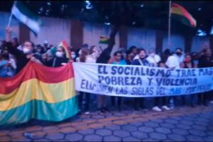 Activistas en Santa Cruz piden un Gobierno militar