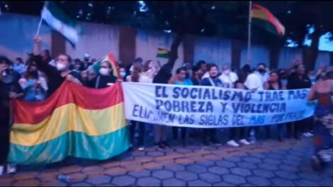 Activistas en Santa Cruz piden un Gobierno militar