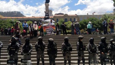 Activistas cruceños llevan pruebas de fraude a Jeanine Áñez