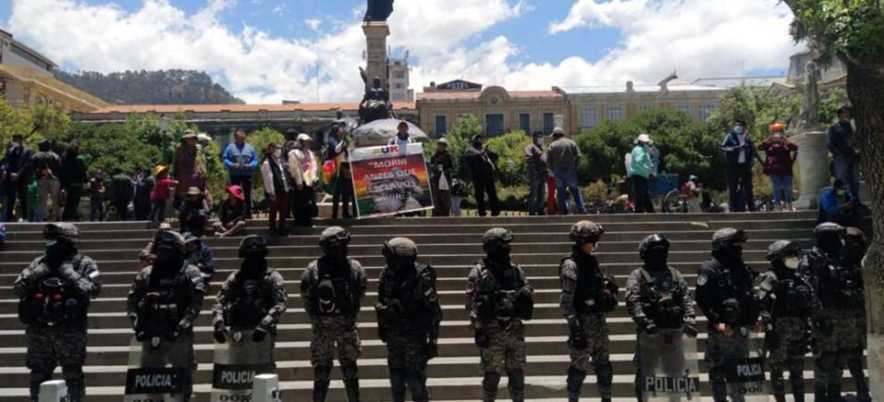 Activistas cruceños llevan pruebas de fraude a Jeanine Áñez