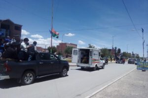 Traslado de Orlando Gutiérrez en caravana de mineros