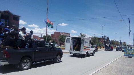 Traslado de Orlando Gutiérrez en caravana de mineros