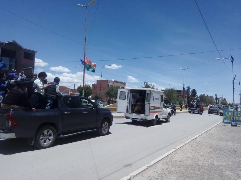 Traslado de Orlando Gutiérrez en caravana de mineros