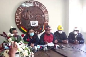 Juan Carlos Huarachi denuncia persecución política en conferencia de prensa