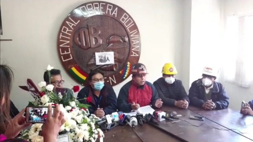 Juan Carlos Huarachi denuncia persecución política en conferencia de prensa