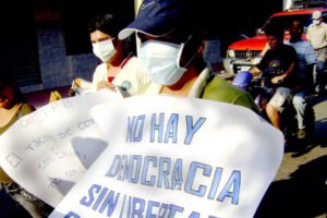 Periodista marchando en defensa de la libertad de expresión