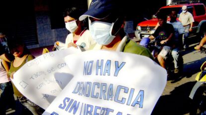 Periodista marchando en defensa de la libertad de expresión