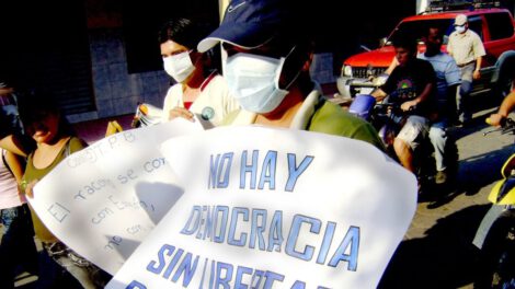 Periodista marchando en defensa de la libertad de expresión
