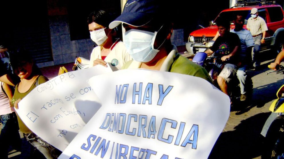 Periodista marchando en defensa de la libertad de expresión