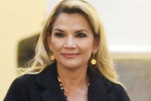 Jeanine Añez afirma que entregará el mando al ganador