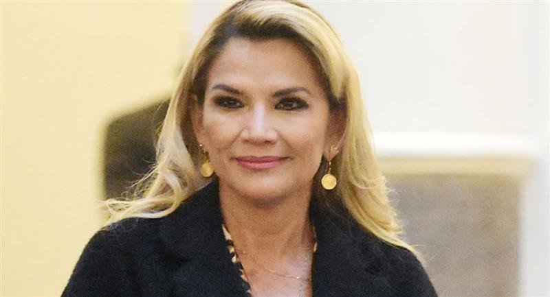 Jeanine Añez afirma que entregará el mando al ganador