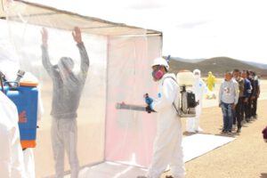 Simulacro de una desinfección por personal de Salud en Oruro