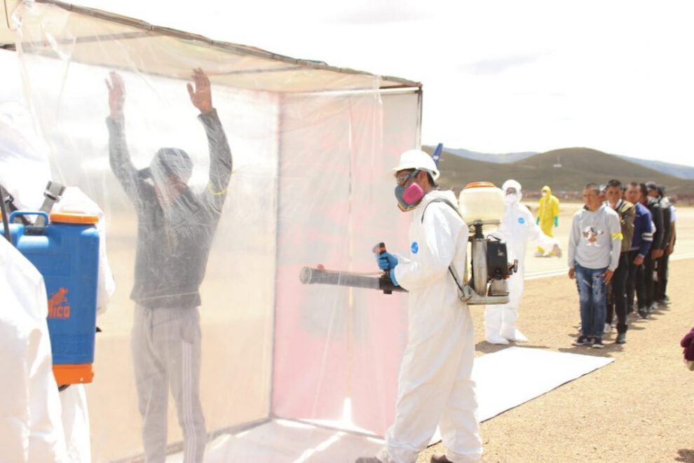 Simulacro de una desinfección por personal de Salud en Oruro