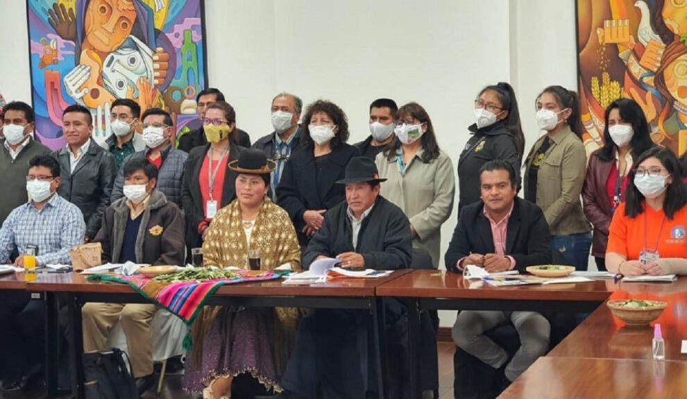 Mujeres de pollera en las Fuerzas Armadas