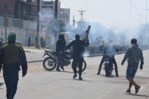 Enfrentamientos en Sacaba entre bloqueadores y transportistas